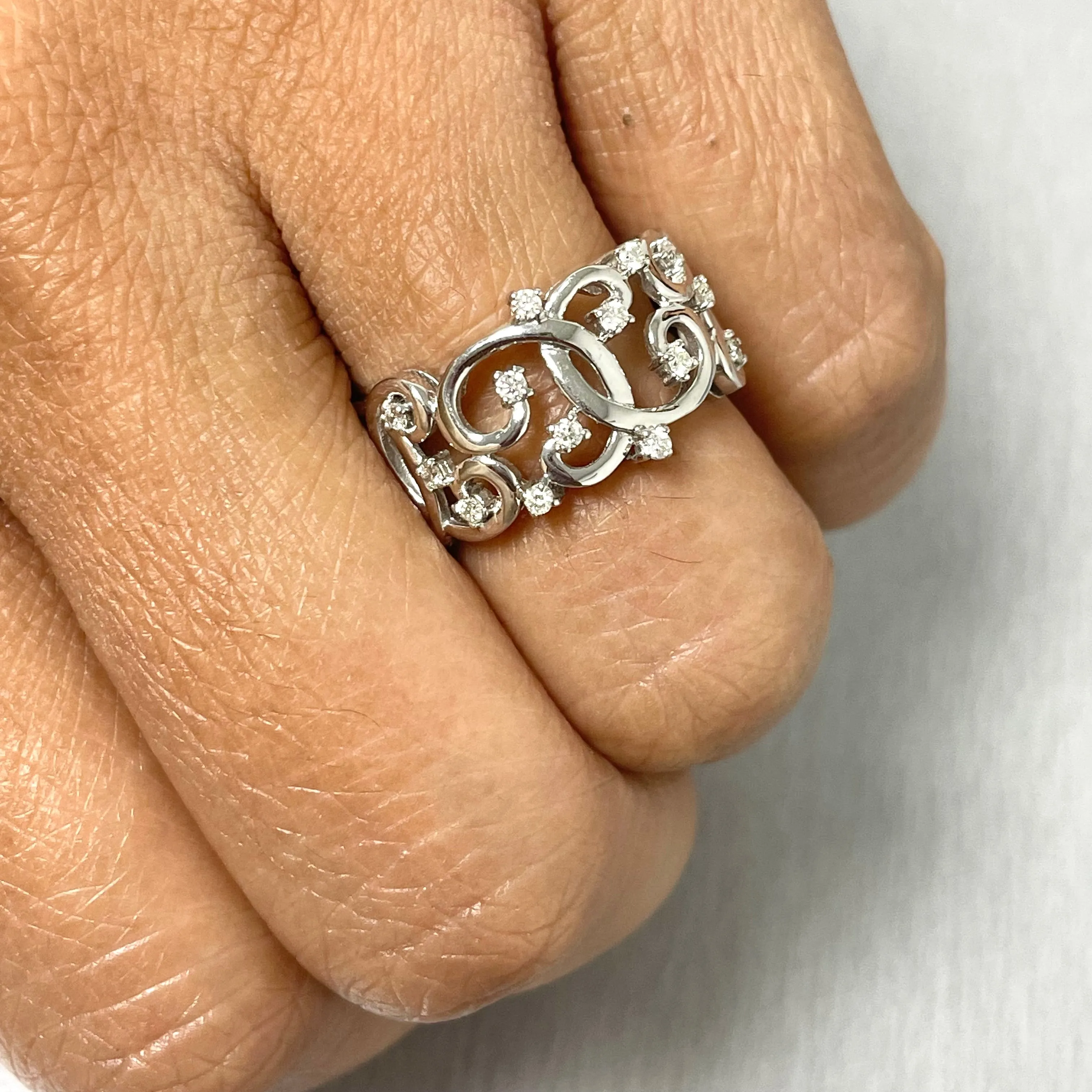 Curves Diamond Band (0.20 ct Diamonds) in White Gold