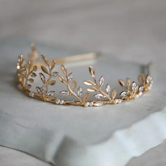 Reina Pearl Crown