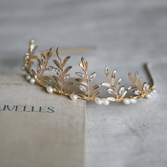 Reina Pearl Crown