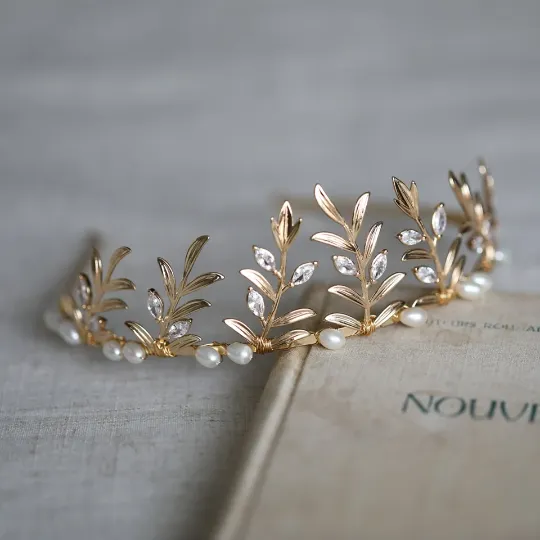 Reina Pearl Crown