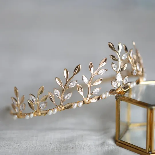 Reina Pearl Crown