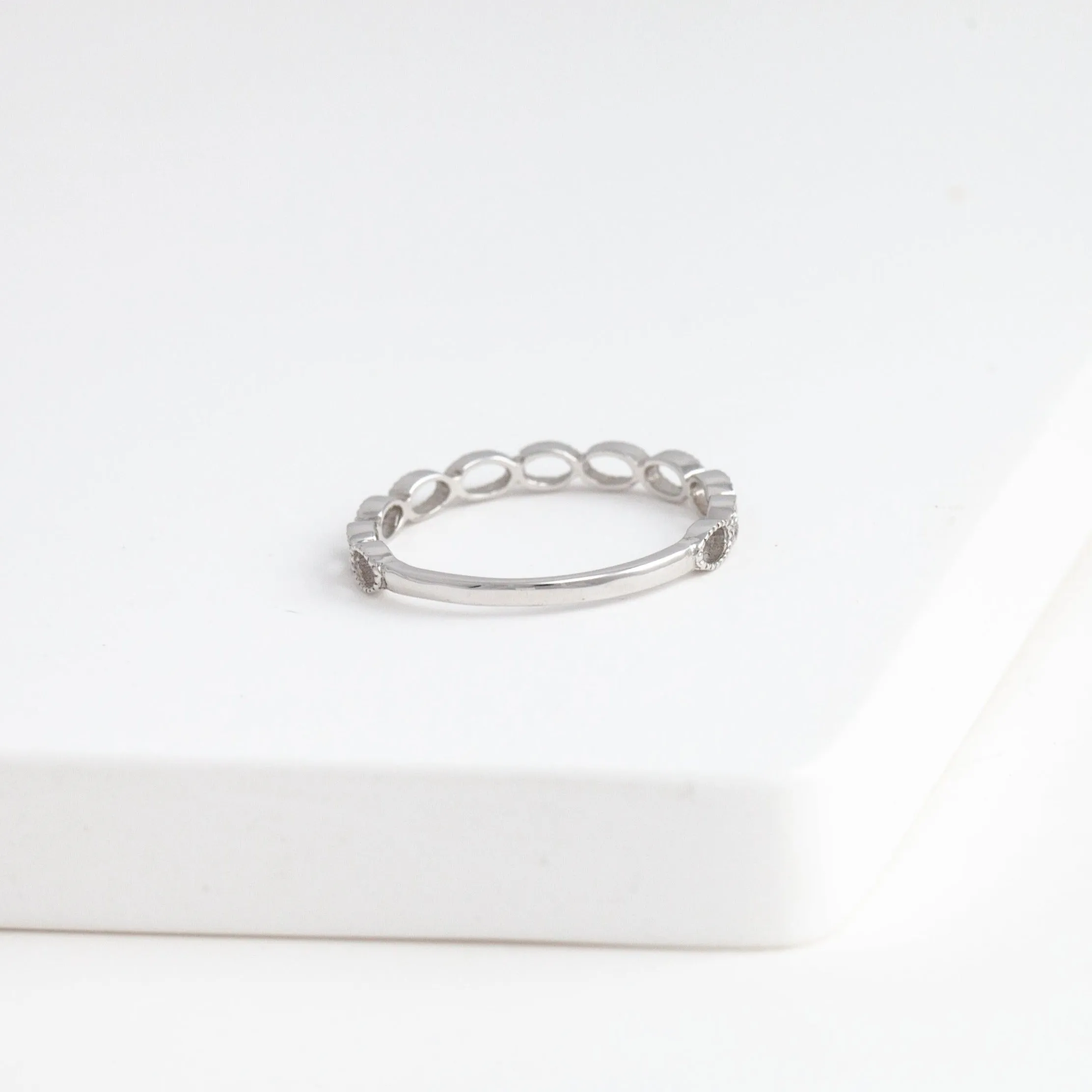 Repeat oval ring - white gold