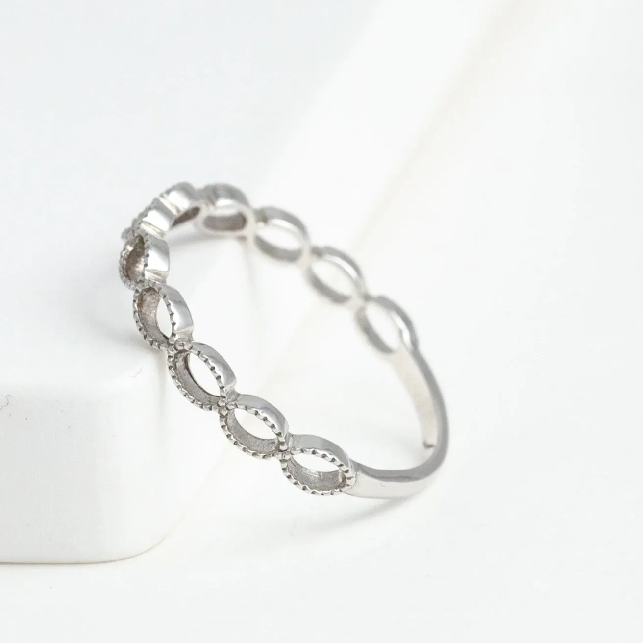 Repeat oval ring - white gold