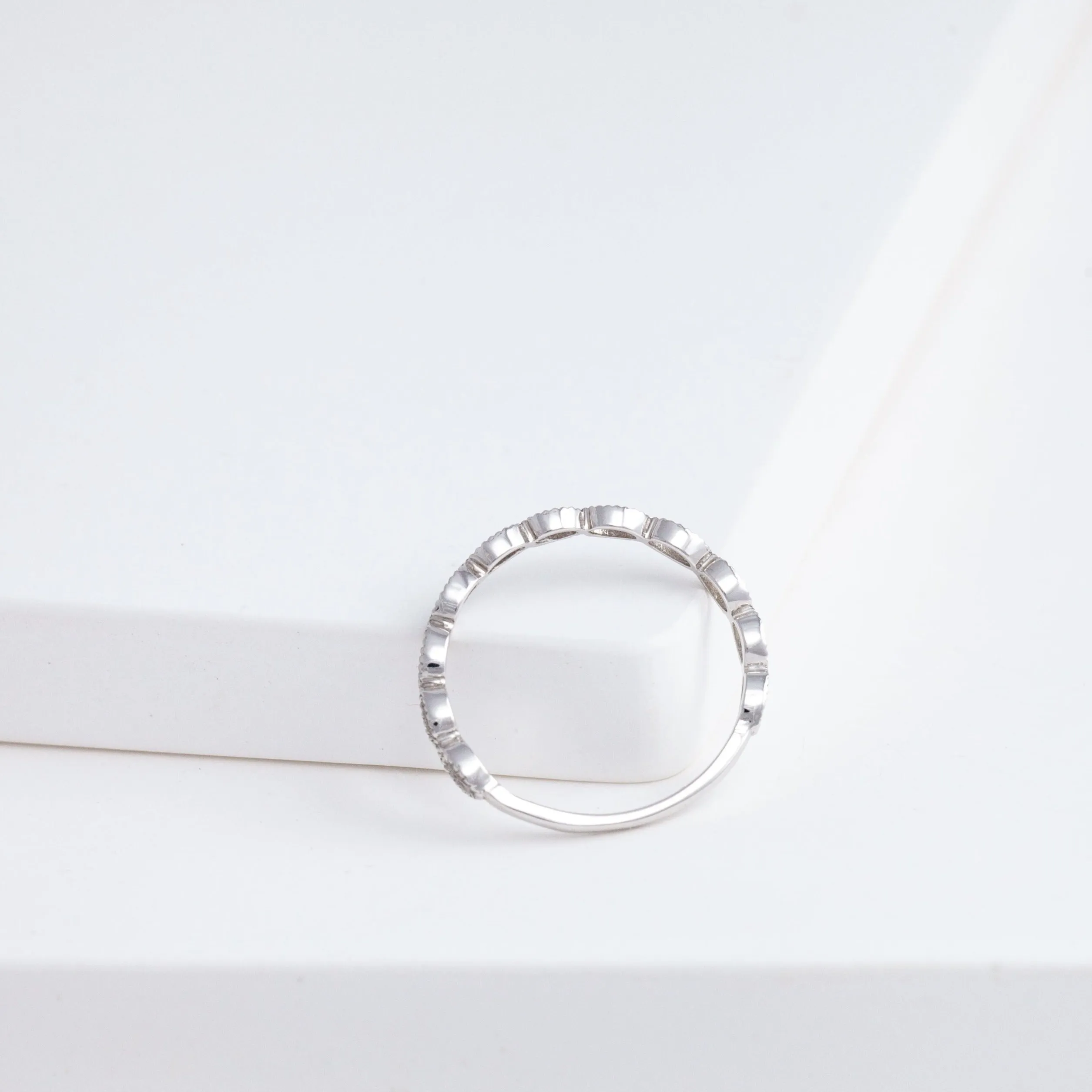 Repeat oval ring - white gold