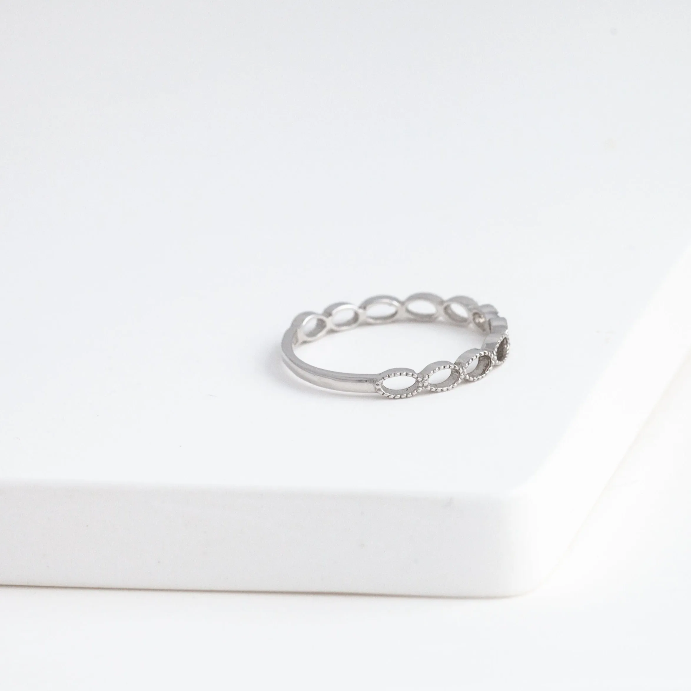 Repeat oval ring - white gold