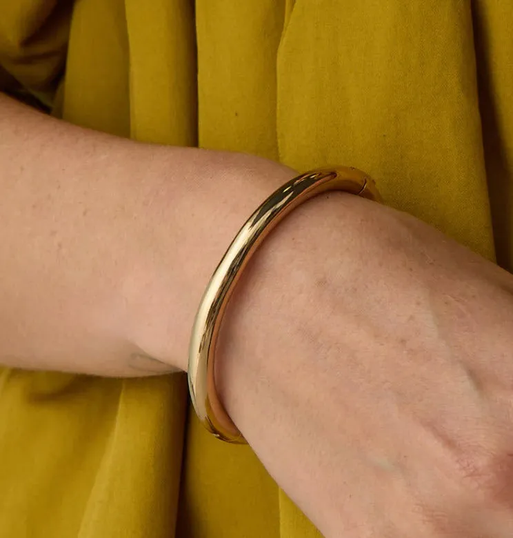 The Solid Bangle in Gold